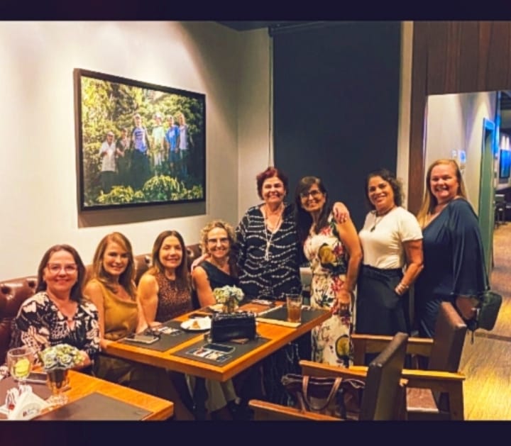 Coluna Anamaria: Eluise Dorileo minha amiga-anja fez 60, cercada de amigas queridas: